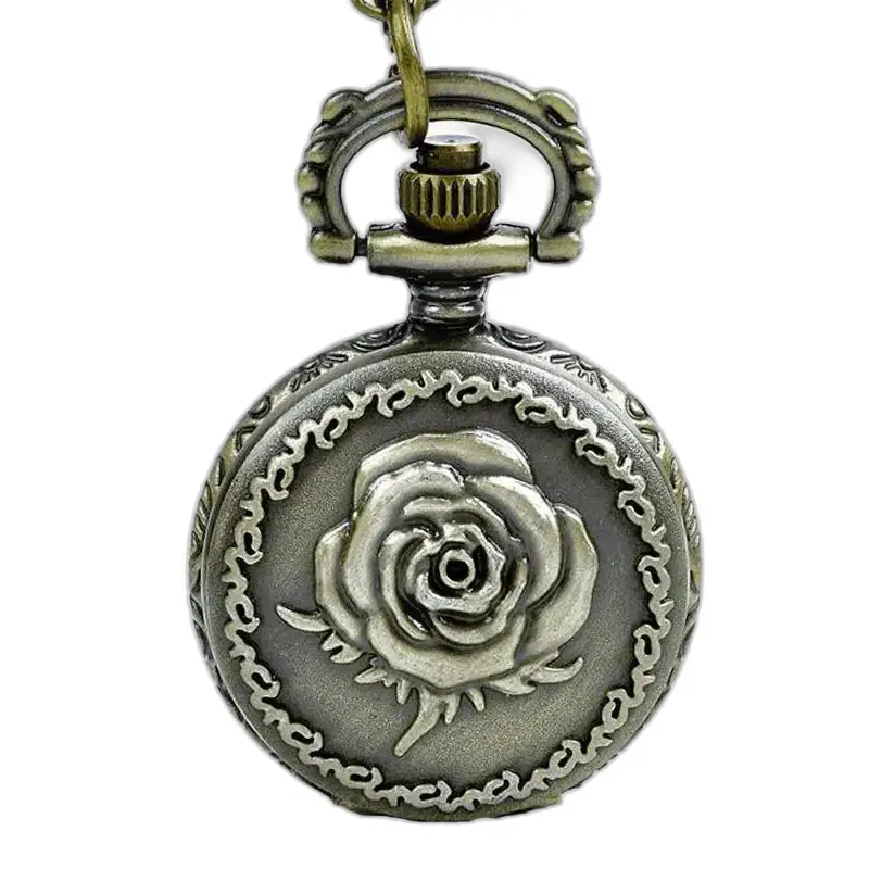 Relógio vintage com colar de rosas com mostrador analógico e decorações de rosas