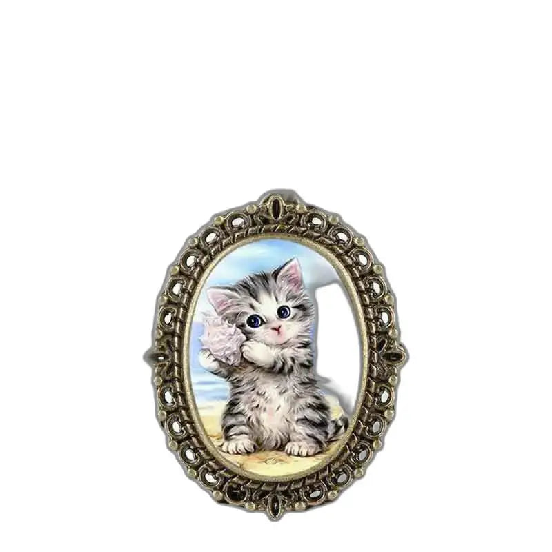 Retrato de um gatinho em um pingente de gatinho com relógio de colar de bronze