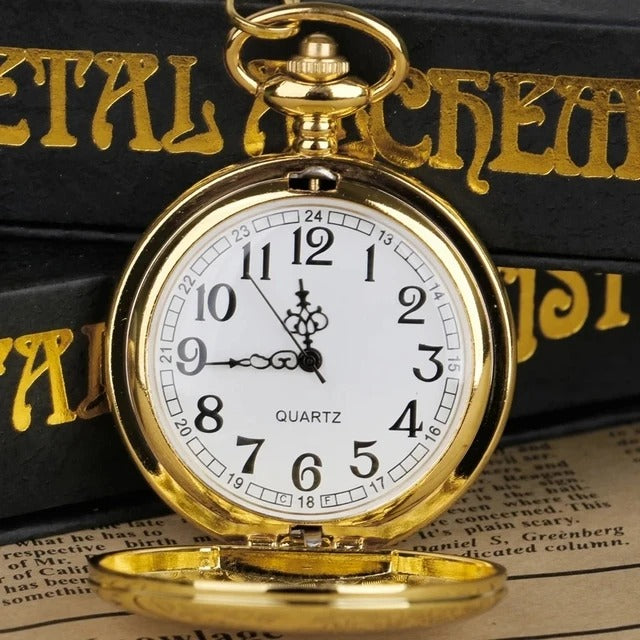 Montre Gousset Quartz Collier Femme, cadran blanc chiffres arabes, boîtier doré posé sur des livres anciens